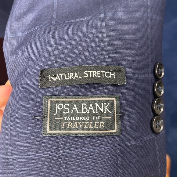 Brand new Joseph A. Bank Traveler suit. - Picture 7 of 7